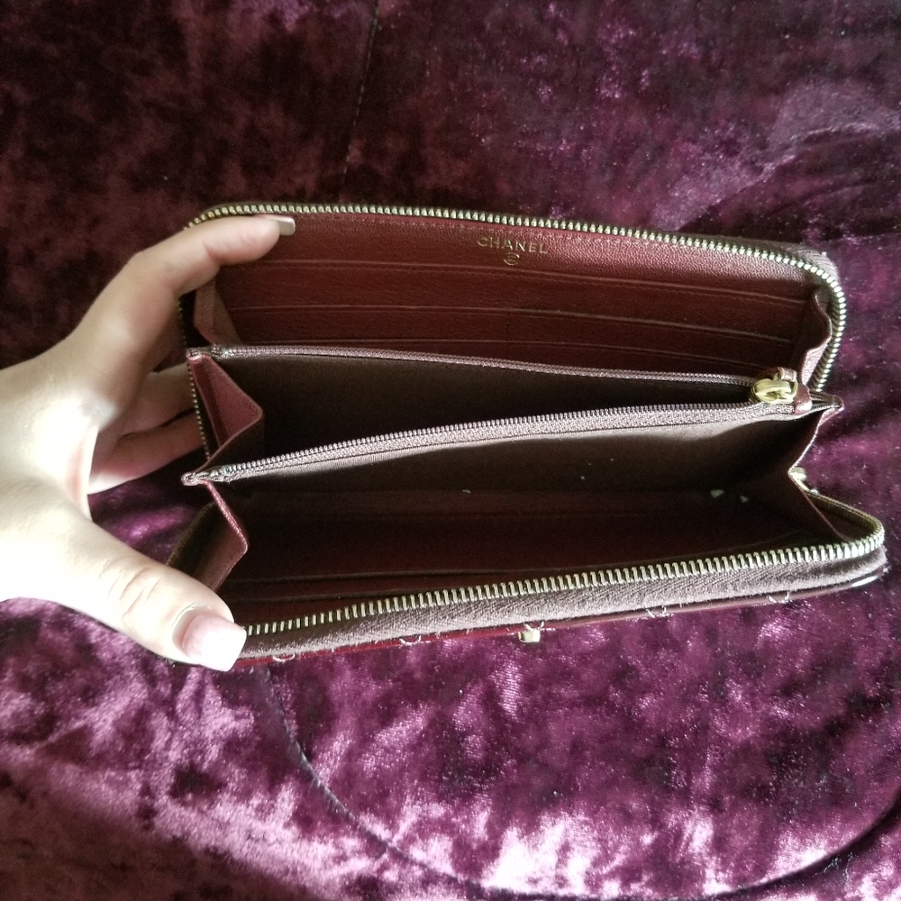 CHANEL VINTAGE ZIP AROUND WALLET - Picture 5 of 10